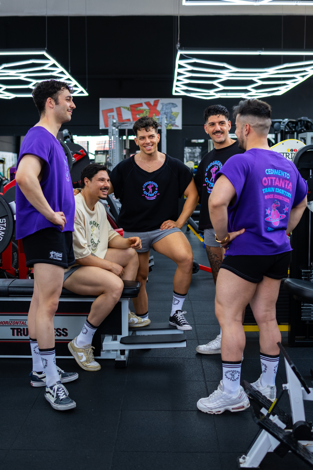 Il team Cedimento Ottanta in palestra con l'abbigliamento del Drop 01